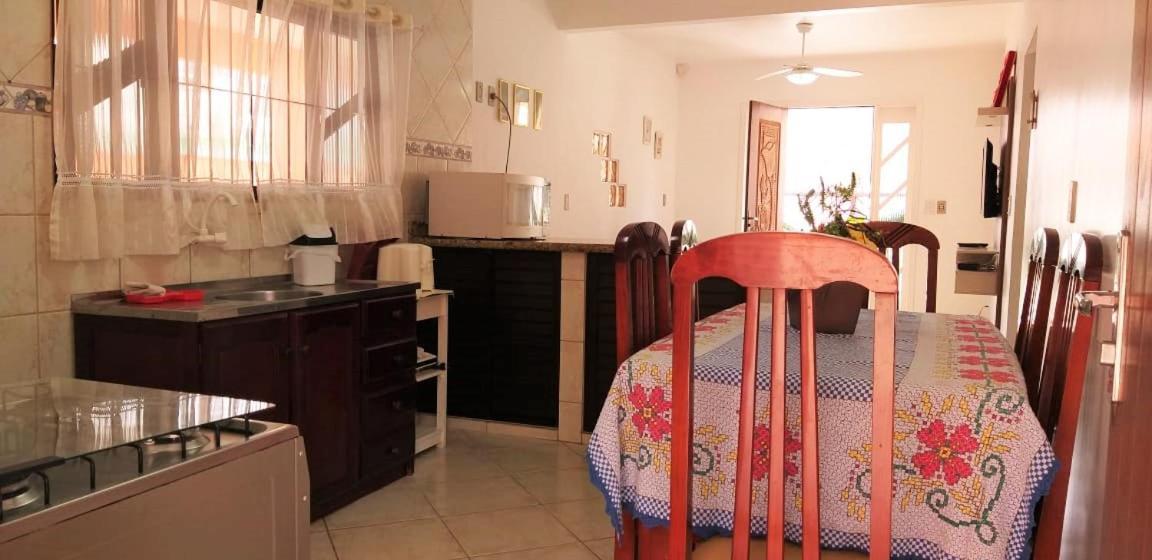 Casa 02 Dorm Na Rua Salmao Villa Bombinhas Buitenkant foto